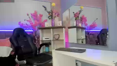 Snapshot of milu_beluci chatting on September 20, 4:19 pm Milu Belucci online show from September 20, 4:19 pm