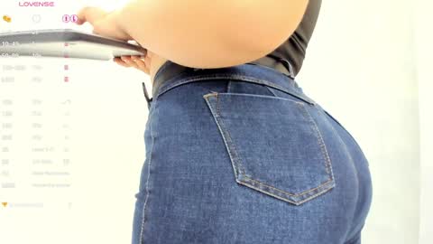 Snapshot of milu_gomez chatting on January 15, 7:23 pm Milu Gomez online show from January 15, 7:23 pm