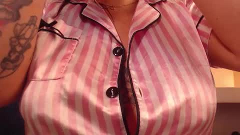 Snapshot of milu_w4llace chatting on November 13, 2:10 am Milu Wallace online show from November 13, 2:10 am