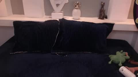 Snapshot of milu_w4llace chatting on December 5, 1:36 am Milu Wallace online show from December 5, 1:36 am