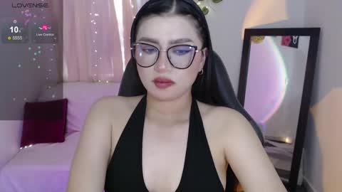 Snapshot of mily_thomson_b chatting on June 4, 10:27 pm Mily online show from June 4, 10:27 pm