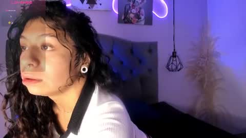Snapshot of milyferrer chatting on June 19, 3:22 am Mily online show from June 19, 3:22 am