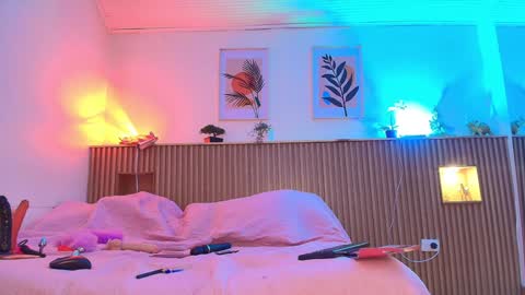 Snapshot of milyrouse___ chatting on December 11, 10:16 pm Milly online show from December 11, 10:16 pm