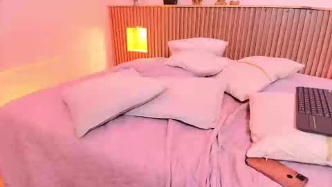 Snapshot of milyrouse___ chatting on December 28, 1:39 am Milly online show from December 28, 1:39 am