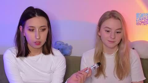 Snapshot of mimipaws chatting on March 21, 7:28 pm MilaBlack and StacyBlonde Today unboxing Lovens OMG online show from March 21, 7:28 pm