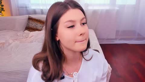 Snapshot of minditrelles chatting on October 11, 7:18 am Mindi online show from October 11, 7:18 am