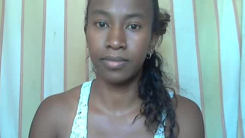 Snapshot of minouch211907 chatting on February 15, 8:11 am minouch211907 online show from February 15, 8:11 am