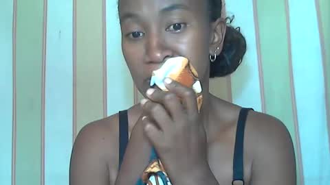 Snapshot of minouch211907 chatting on February 20, 7:55 am minouch211907 online show from February 20, 7:55 am