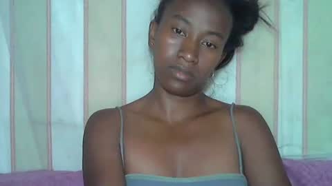 Snapshot of minouch211907 chatting on December 4, 7:06 am minouch211907 online show from December 4, 7:06 am