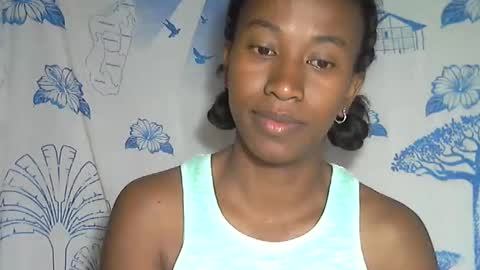 Snapshot of minouch211907 chatting on December 18, 1:00 am minouch211907 online show from December 18, 1:00 am