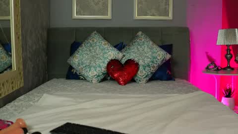 Snapshot of mira_glow chatting on May 15, 5:47 am Mira online show from May 15, 5:47 am