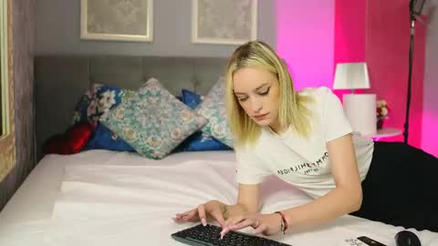 Snapshot of mira_glow chatting on June 1, 4:47 am Mira online show from June 1, 4:47 am