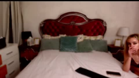 Snapshot of mira_glow chatting on June 3, 2:33 pm Mira online show from June 3, 2:33 pm