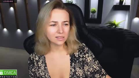 Snapshot of mira_mermayd chatting on December 4, 8:12 am Mira online show from December 4, 8:12 am