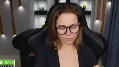 Snapshot of mira_mermayd chatting on December 21, 7:35 am Mira online show from December 21, 7:35 am