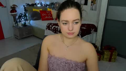 Snapshot of miraclecurly chatting on December 27, 2:14 am Emma online show from December 27, 2:14 am