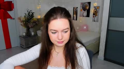 Snapshot of miraclecurly chatting on February 13, 4:17 pm Emma online show from February 13, 4:17 pm