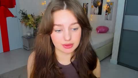 Snapshot of miraclecurly chatting on March 6, 10:47 pm Emma online show from March 6, 10:47 pm