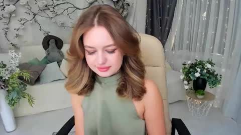 Snapshot of miraclecurly chatting on October 5, 10:13 am Emma online show from October 5, 10:13 am