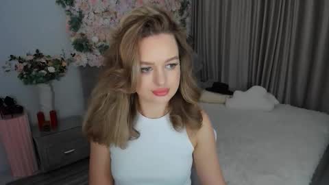 Snapshot of miraclecurly chatting on October 7, 7:33 pm Emma online show from October 7, 7:33 pm