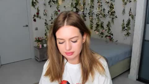 Snapshot of miraclecurly chatting on October 12, 1:04 am Emma online show from October 12, 1:04 am