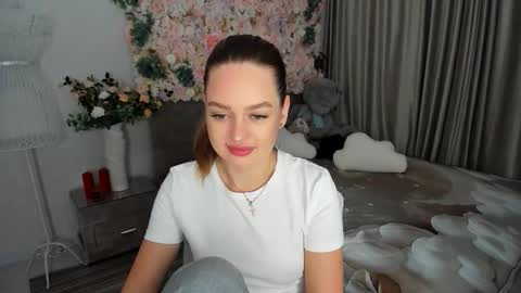 Snapshot of miraclecurly chatting on October 15, 7:14 pm Emma online show from October 15, 7:14 pm