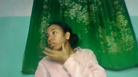 Snapshot of mirah881 chatting on June 10, 6:23 am mirah881 online show from June 10, 6:23 am