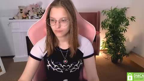 Snapshot of miranda__low chatting on July 17, 5:47 am Miranda online show from July 17, 5:47 am