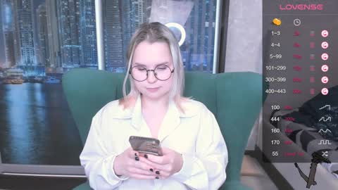 Snapshot of miray_kuriyama chatting on December 8, 10:03 pm Kira online show from December 8, 10:03 pm