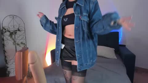 Snapshot of mishelkrave_ chatting on March 7, 7:16 am KRAVE online show from March 7, 7:16 am