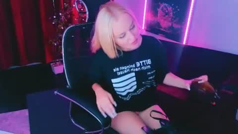 miss_alice_silver online show from July 16, 6:25 pm