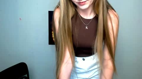 Snapshot of miss_angelina_ chatting on June 12, 6:23 am Angelina online show from June 12, 6:23 am