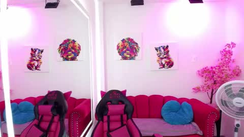 Snapshot of miss_dolly1 chatting on November 15, 12:23 pm Melanie online show from November 15, 12:23 pm