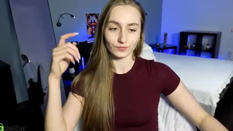 Snapshot of miss_emily19 chatting on May 4, 7:59 am Emily online show from May 4, 7:59 am