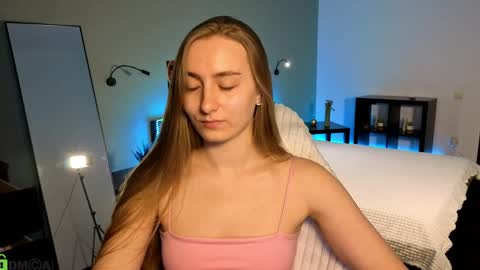 Snapshot of miss_emily19 chatting on May 11, 8:09 am Emily online show from May 11, 8:09 am
