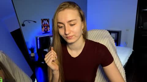 Snapshot of miss_emily19 chatting on May 17, 8:01 am Emily online show from May 17, 8:01 am