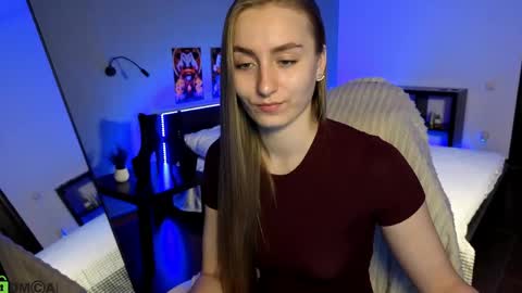 Snapshot of miss_emily19 chatting on May 21, 8:10 am Emily online show from May 21, 8:10 am