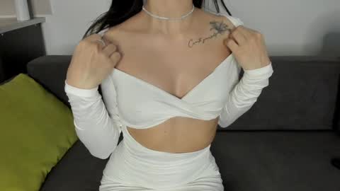 Snapshot of miss_emilyy chatting on December 25, 4:43 pm Emily online show from December 25, 4:43 pm