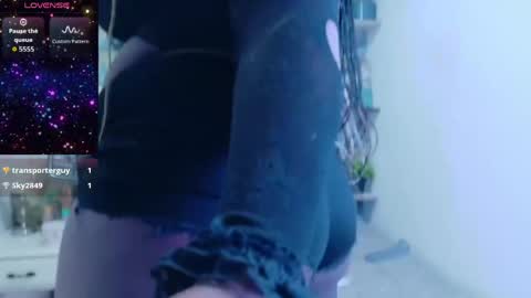 miss_evans_ online show from April 29, 3:38 pm