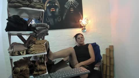 Snapshot of miss_lucero1 chatting on February 20, 5:01 am lucero online show from February 20, 5:01 am