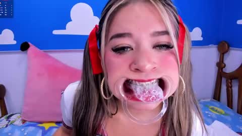 miss_lucyla online show from April 23, 11:09 am