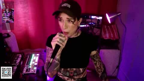 Snapshot of miss_raven_ts chatting on December 16, 8:14 pm Raven online show from December 16, 8:14 pm