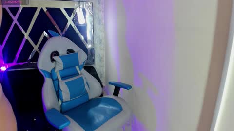  M E L A N I E  online show from March 10, 5:51 pm