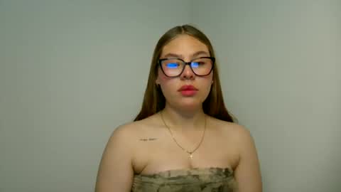 Snapshot of miss_sophie1 chatting on June 11, 12:43 am sophi 3 online show from June 11, 12:43 am