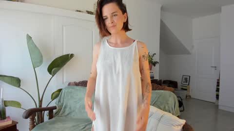 Snapshot of missalexthorn chatting on December 1, 9:25 am Alexandra Thorn online show from December 1, 9:25 am