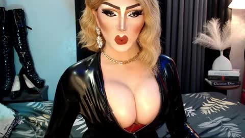 Snapshot of misschannel4sub chatting on September 17, 9:27 pm PRIESTESS CHANNEL online show from September 17, 9:27 pm