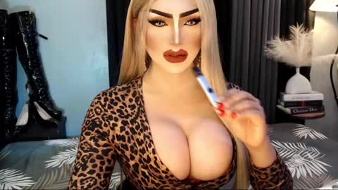 Snapshot of misschannel4sub chatting on November 4, 3:11 pm PRIESTESS CHANNEL online show from November 4, 3:11 pm