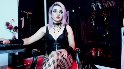 Missdarklady online show from February 27, 11:15 pm