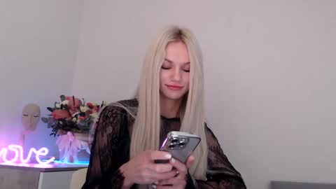 Snapshot of missemma1111 chatting on December 4, 8:51 pm EMMA online show from December 4, 8:51 pm