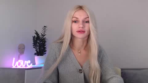 Snapshot of missemma1111 chatting on December 17, 9:16 pm EMMA online show from December 17, 9:16 pm